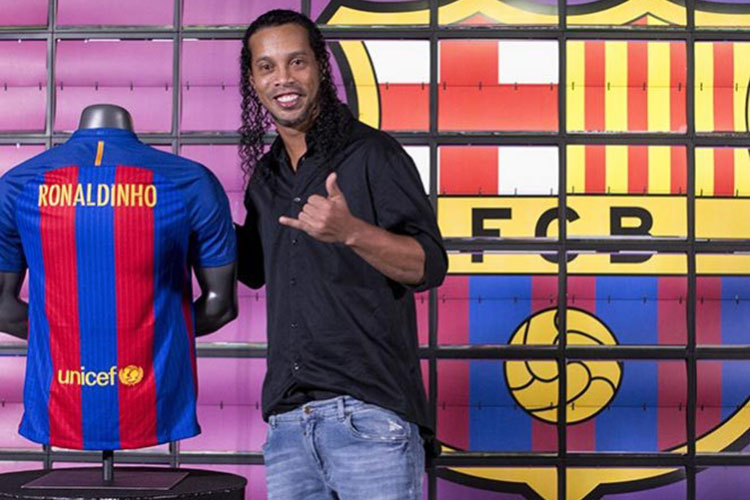 Barcelona presenta a Ronaldinho como su embajador