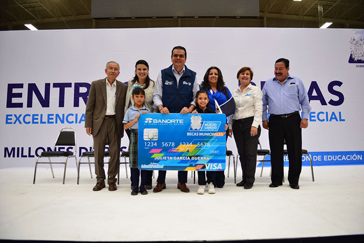 Entrega alcalde más de 5 mil becas municipales