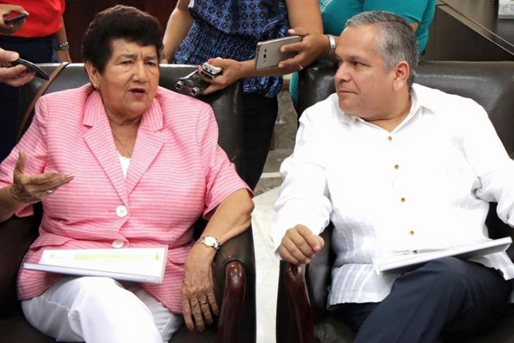 Diputados no se bajarán salario; Sí a jefes de área