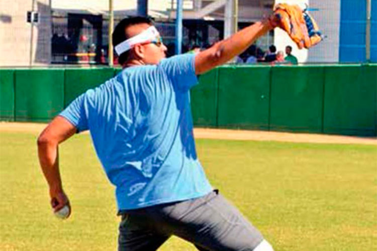Julio Urías vuela a Arizona, su arma el trabajo