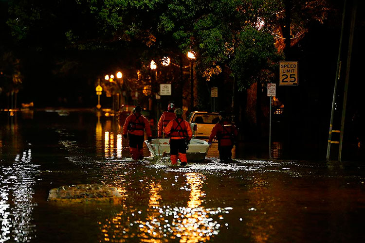 Ahora desalojan a miles en California por lluvias