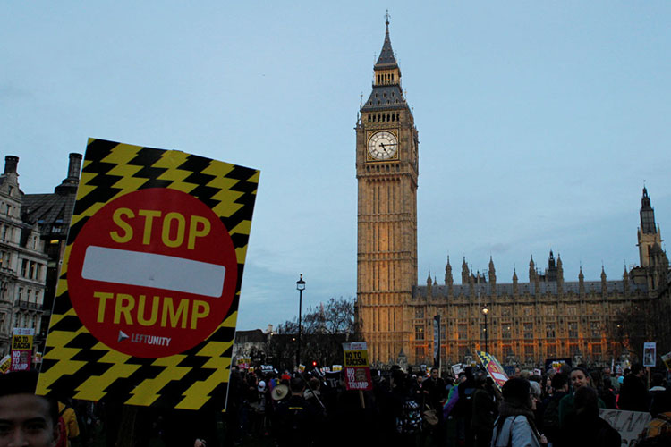 Mexicanas convocan muro de esperanza frente a embajada de EU en Londres
