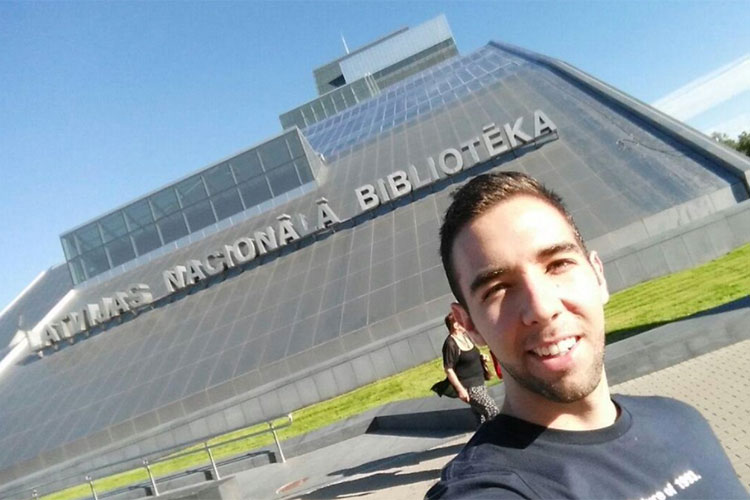 Llega a México estudiante que fue detenido en Letonia