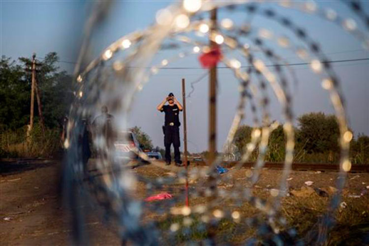 Nuevo ataque a los migrantes; Trump abre puerta a deportaciones masivas