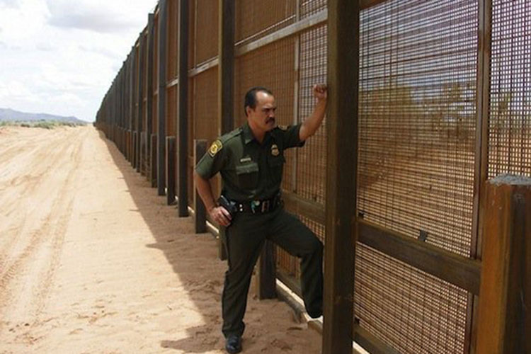 El muro comienza en abril; convocan a contratistas