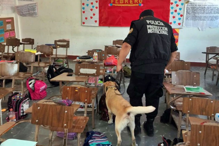 Hallan una arma de fuego en secundaria de Monterrey