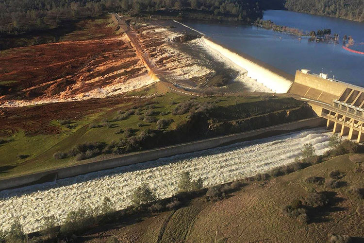 Peligro en California por represa de Oroville al límite