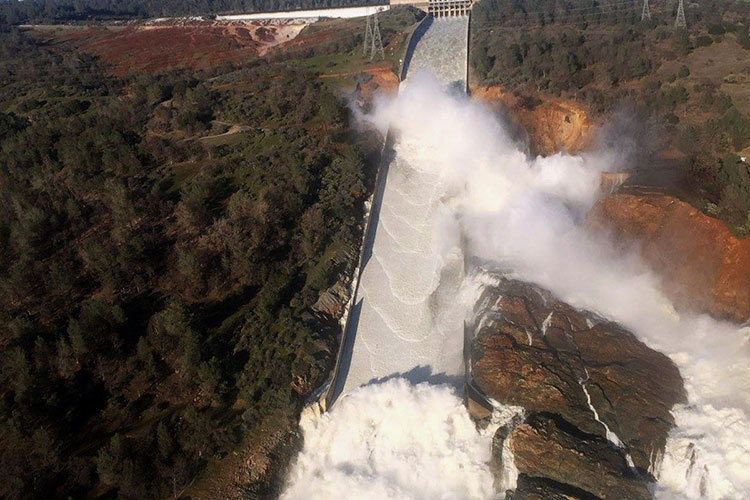 Más de 100 mil personas evacuadas en California por daño en presa