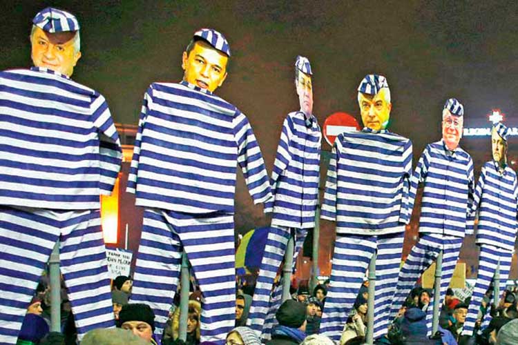 Rumanos dicen no a corrupción; lucha social