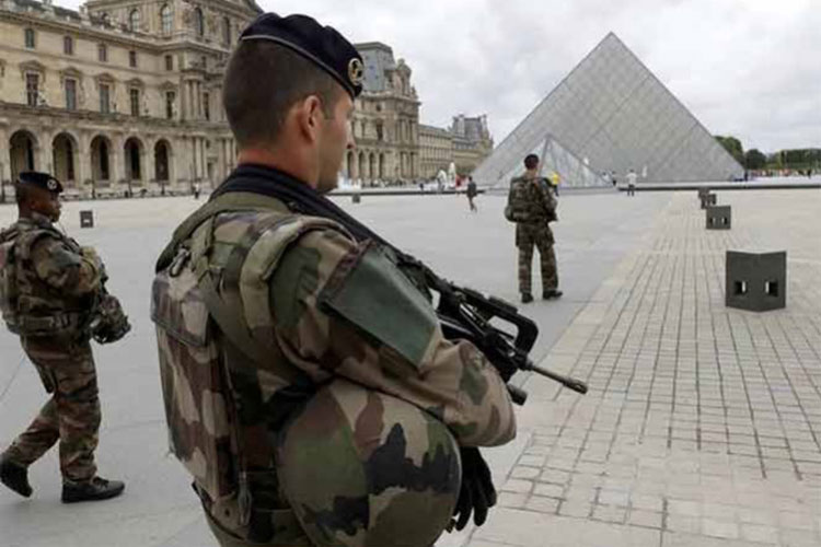 Hombre ataca con machete a militares en el Louvre