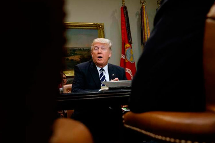 Trump esquiva crisis de asesor y arremete contra la prensa