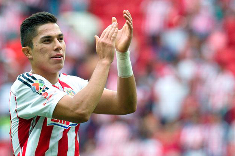 A Carlos Salcedo le buscan equipo en Europa