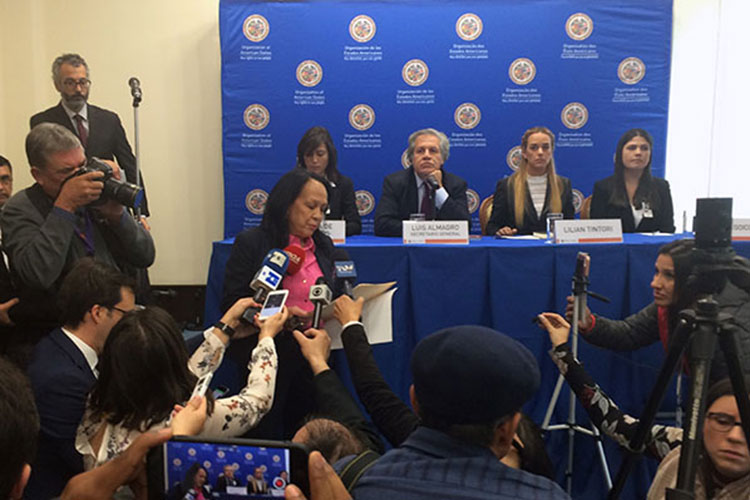 Embajadora venezolana ante la OEA interrumpe rueda de prensa de Almagro