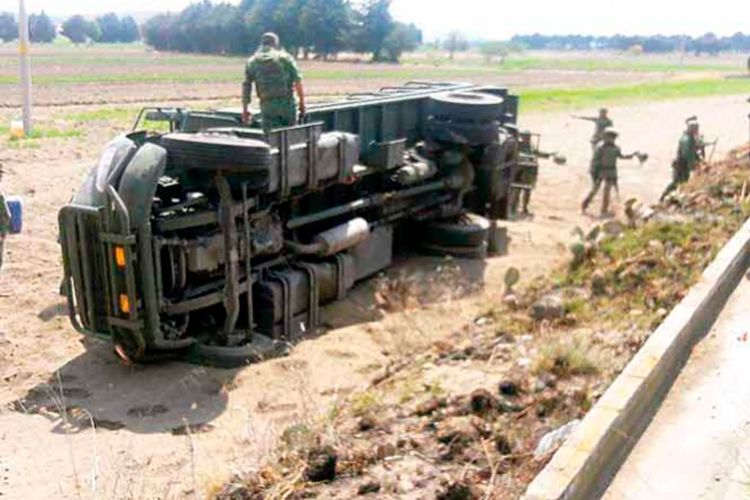 Atacan huachicoleros camión militar en Puebla