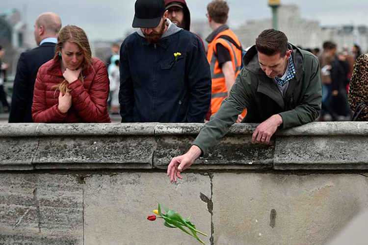 Rinden homenaje a víctimas del atentado en Londres