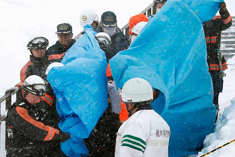 Avalancha mata a 8 personas en Japón