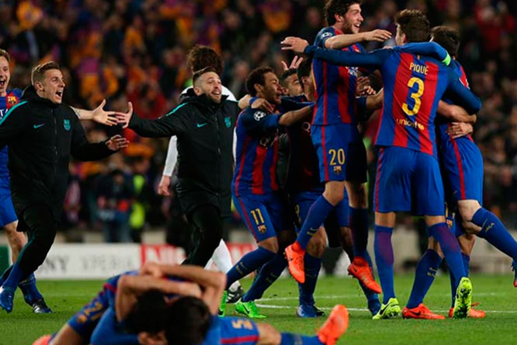 UEFA multa al Barcelona por invasión de campo