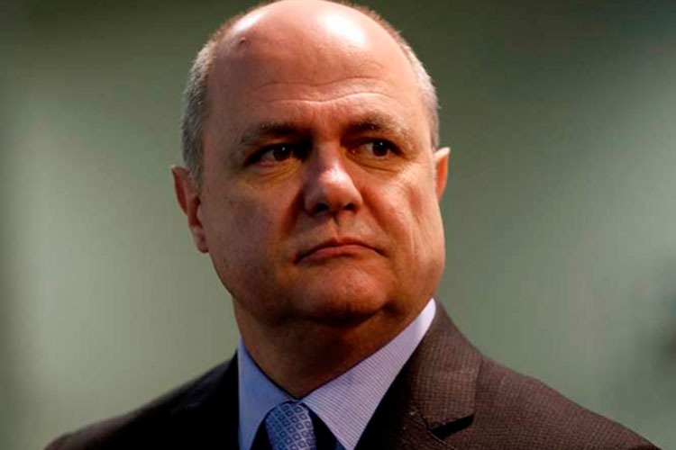 Renuncia ministro francés del Interior por dar trabajo a sus hijas