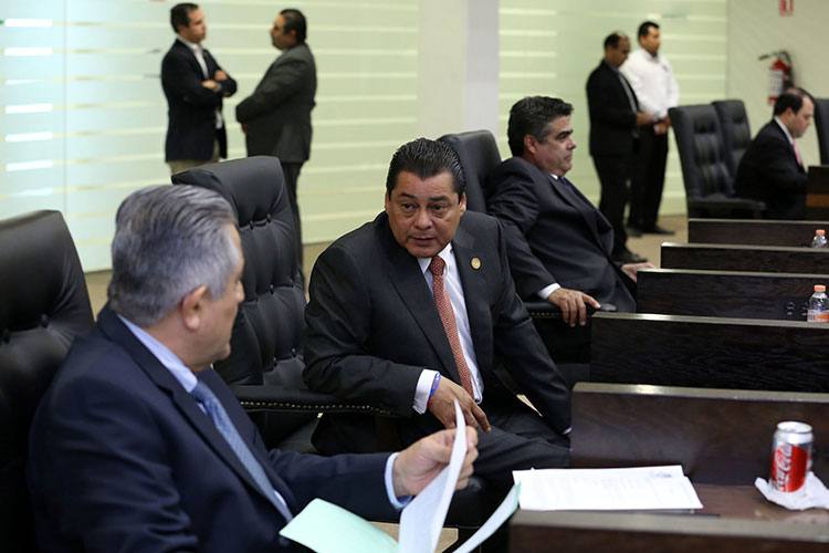 Una Tras Otra Le pegan a gobernador