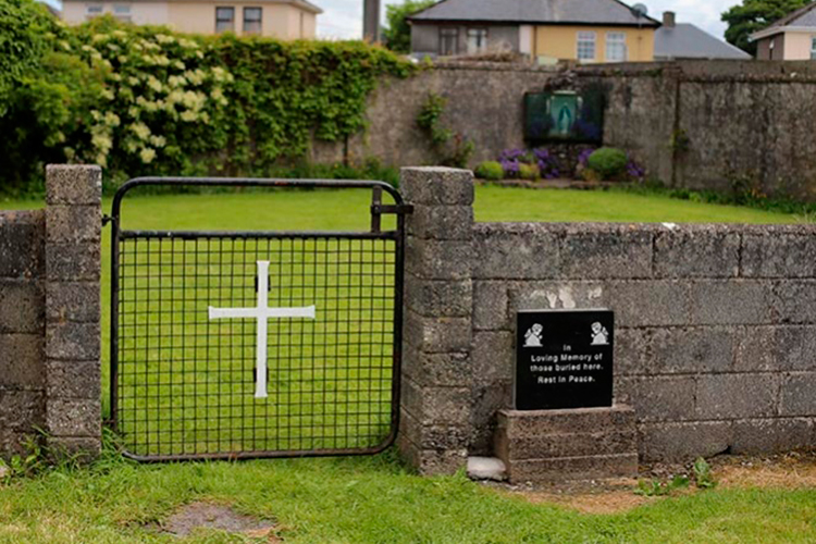 Hallan varios cuerpos de niños en casas hogar católicas de Irlanda