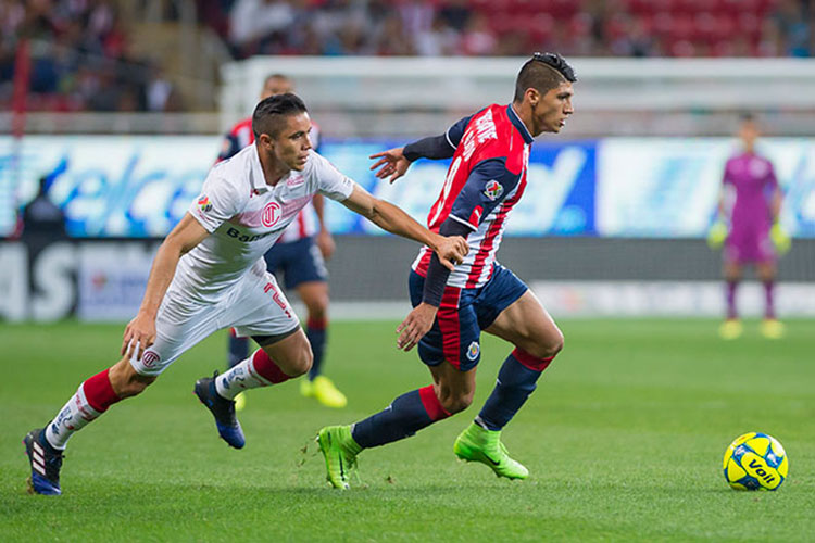Chivas dobla al Toluca 2-0