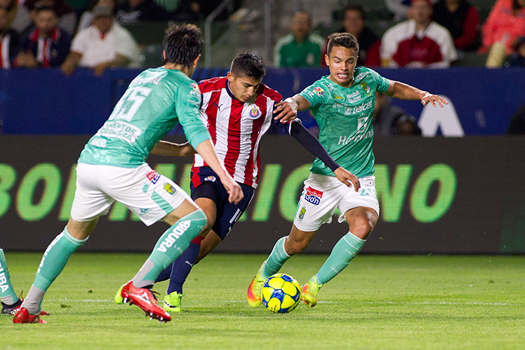 Chivas derrota 2-0 al León