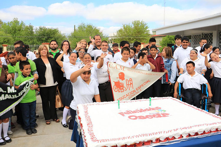 Celebra Almaraz con alumnos del Centro de Atención Múltiple “Emprendedores”