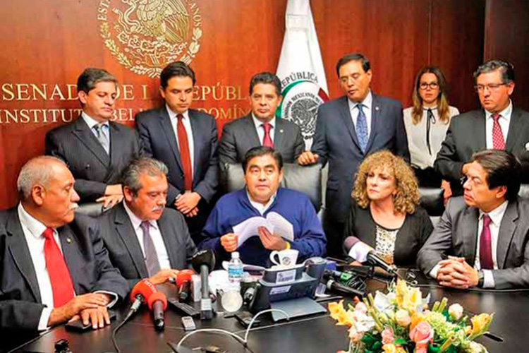 El PRD se desgaja en el Senado; abandonan 12 la bancada