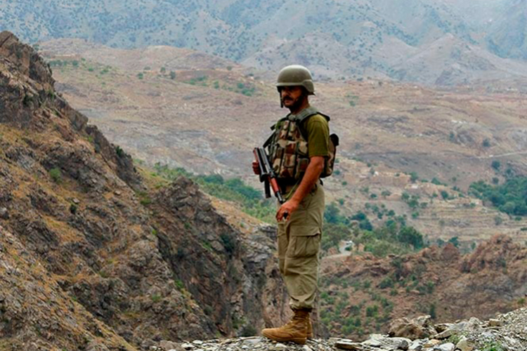 Pakistán levanta valla en frontera con Afganistán