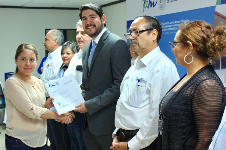 Entrega Secretario de Educación plazas concursadas a maestros