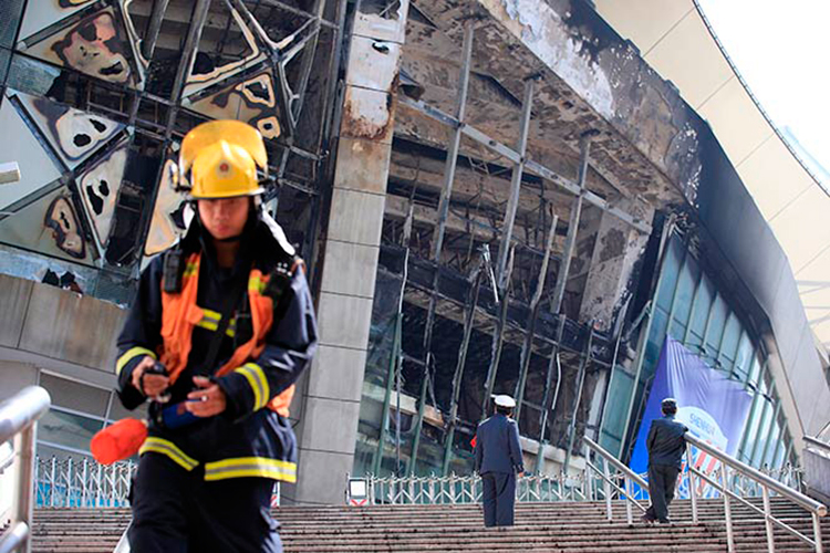 Fuerte incendio daña estadio en Shanghái