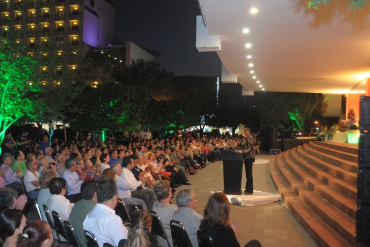 Disfrutan historias de vida de empresarios de la Calle Hidalgo