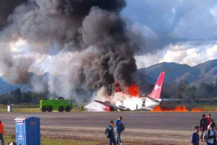 Se incendia avión al momento de aterrizar en Perú