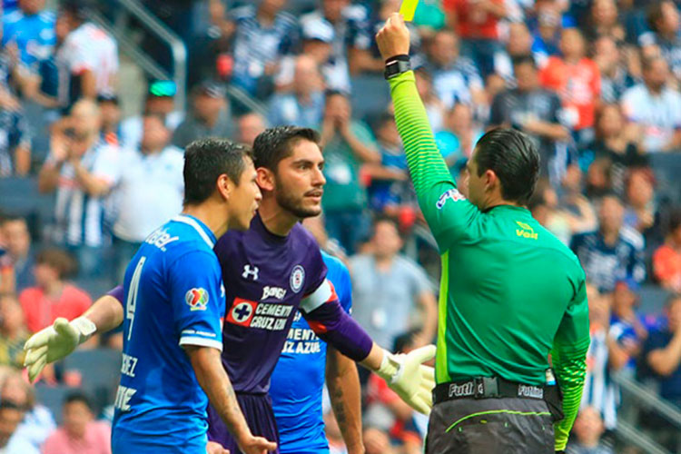 Árbitros también deben respetar al jugador: Jesús Corona