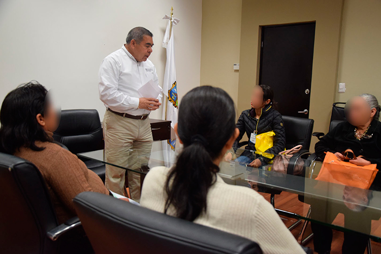 Reciben seguro de vida familias de policías caídos