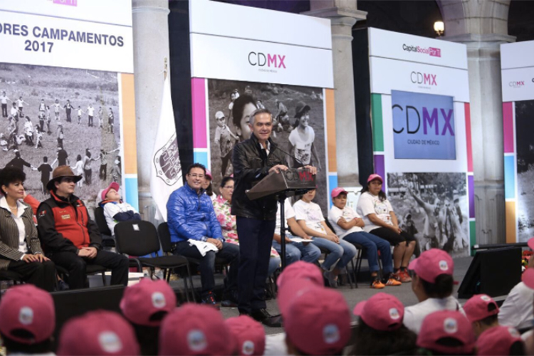 Pide Mancera defender la Constitución capitalina en favor de las familias