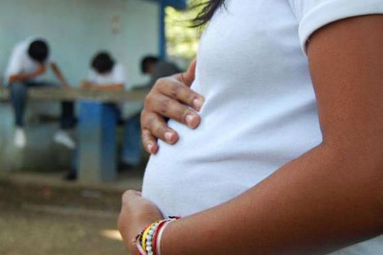 Aumenta deserción escolar casos de embarazos en menores de edad