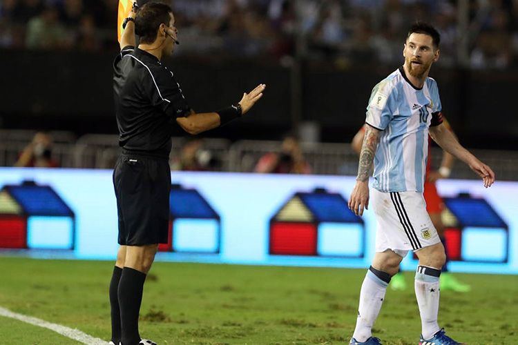 “Fueron palabras lanzadas al aire”: Messi a juez de línea