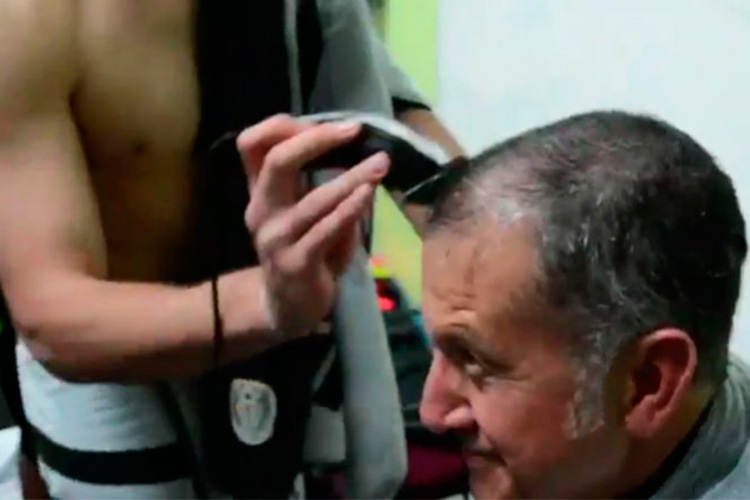 Osorio pierde apuesta con ‘Chicharito’ y queda pelón