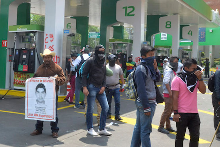 Padres de los 43 toman una gasolinera de la Ciudad de México para exigir justicia