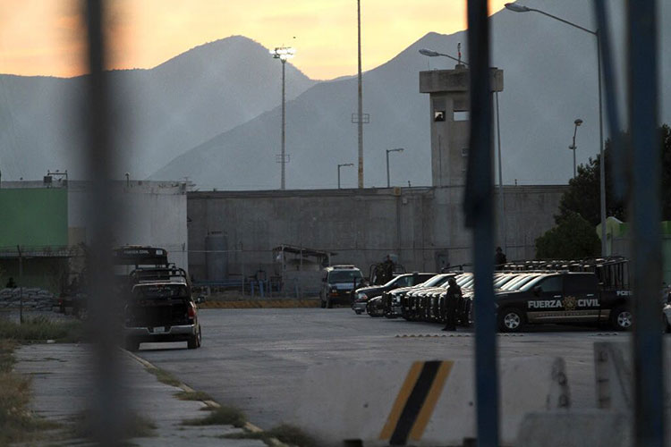 Cesan a jefes del Penal de Apodaca