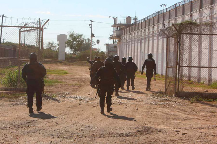 Ponen a disposición de PGR a 11 por fuga del hijo de ‘El Azul’