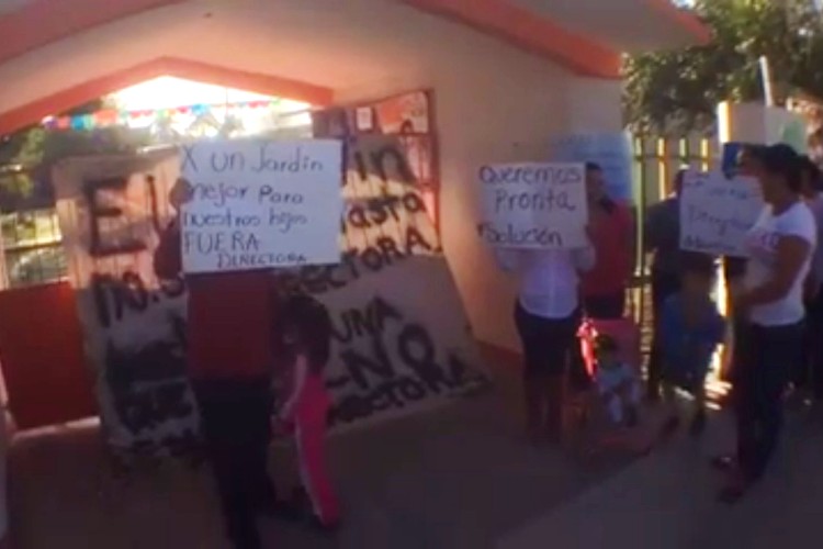 Padres piden destitución de directora en Jardín de Niños