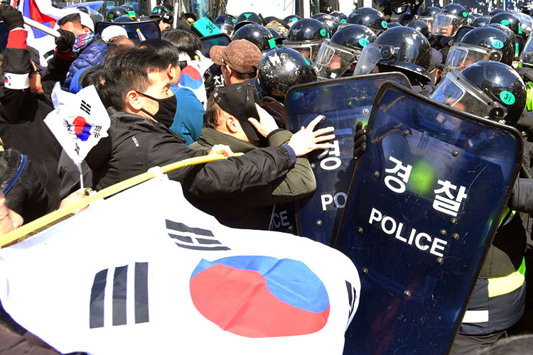 Destituyen a presidenta de Corea del Sur entre violentas protestas