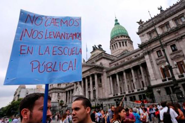 Miles de maestros argentinos exigen salarios dignos