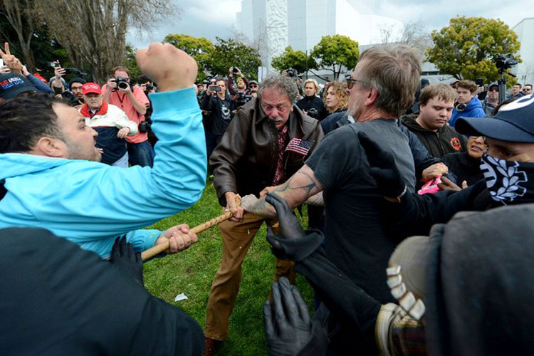 Marcha proTrump enfrenta a simpatizantes y detractores