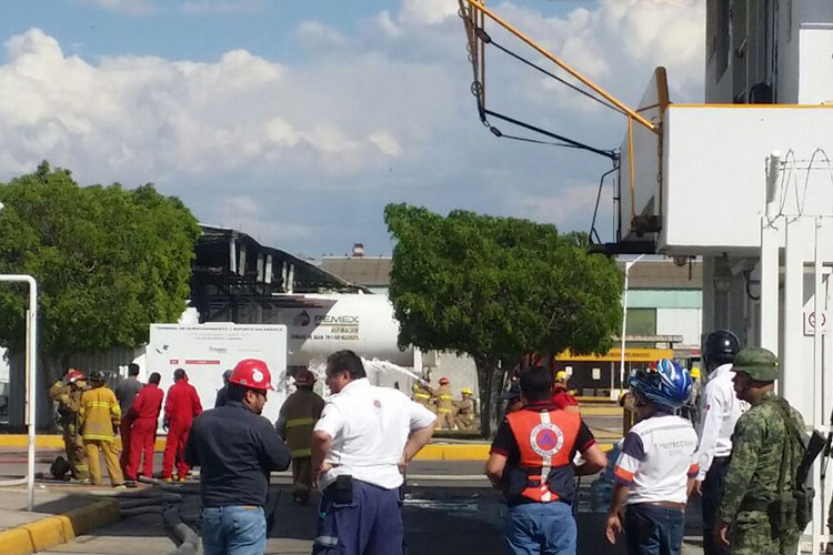 8 heridos en explosión en refinería de Pemex