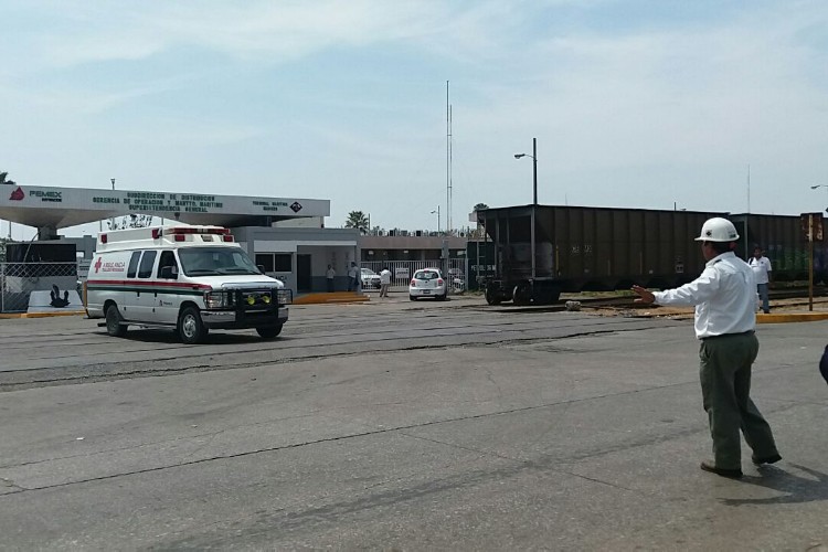 Explosión en terminal de Pemex deja 17 heridos