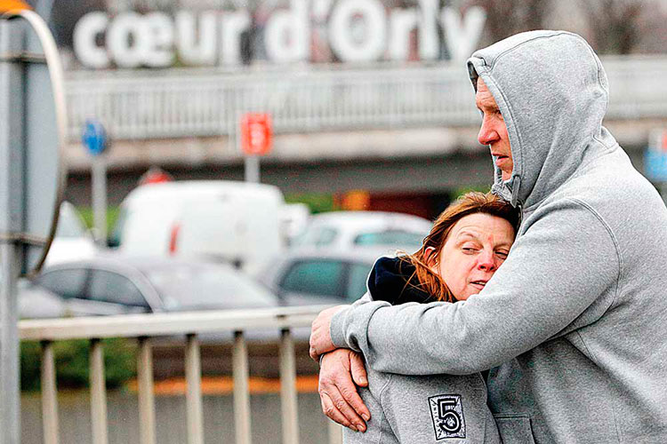 Tiroteo en aeropuerto parisino de Orly; matan a presunto yihadista