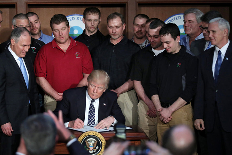 Trump firma orden para revisar políticas ecologista de Obama
